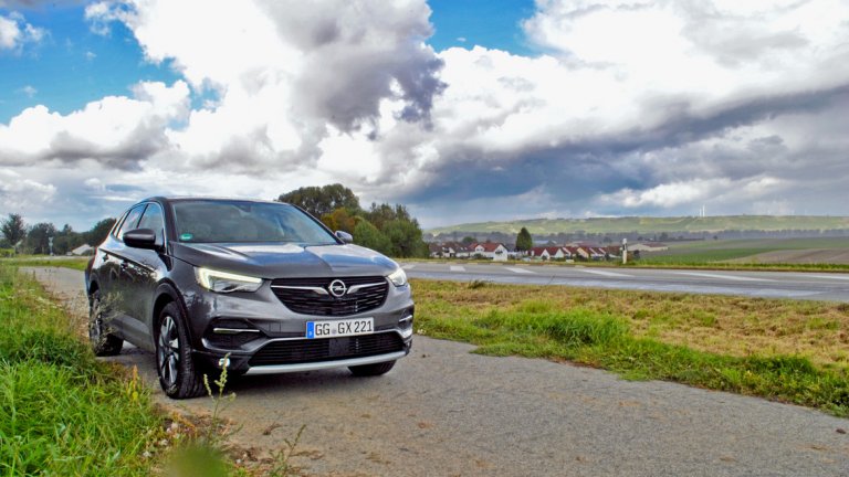 Най-големият в момента член на семейството X на Opel, който разширява обхвата на моделната гама на марката Opel в C-сегмента. 