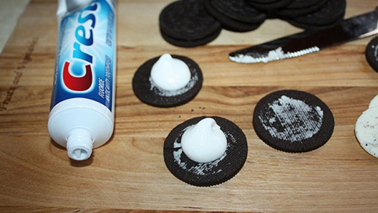 Бисквитки с пълнеж от паста за зъби. Никой не би ги опитал, освен ако не знае