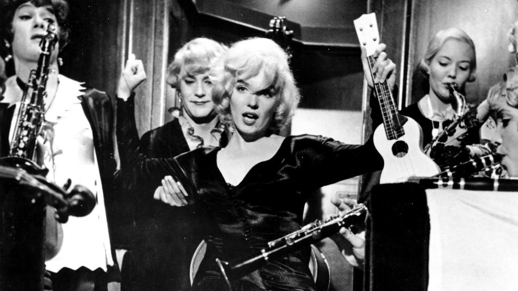 \"Някои го предпочитат горещо\" (Some Like It Hot, 1959)
Освен, че това е един от най-смешните филми на всички времена, имаме три неоспорими фактора – Джак Лемън, Тони Къртис... и Мерилин Монро. Дори  някой да успее да заснеме историята за двамат