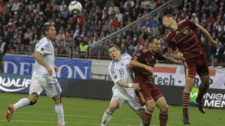 Словакия - Русия е възлов мач за най-сложната група "В", където цели четири отбора се борят за класиране за Евро 2012