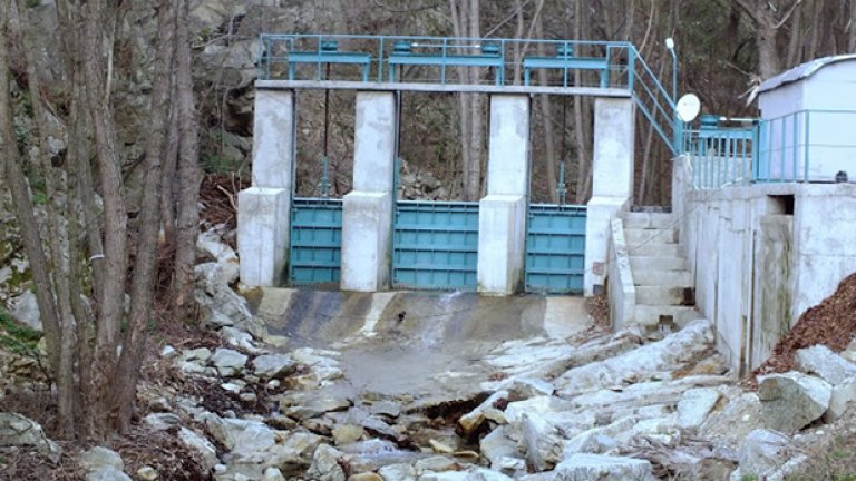ВЕЦ на река Лазова до град Гурково, Старозагорско. На кадрите се вижда как в речното корито под стената на съоръжението вода на практика няма. През рибния проход пък е невъзможно да минават каквито и да било риби.