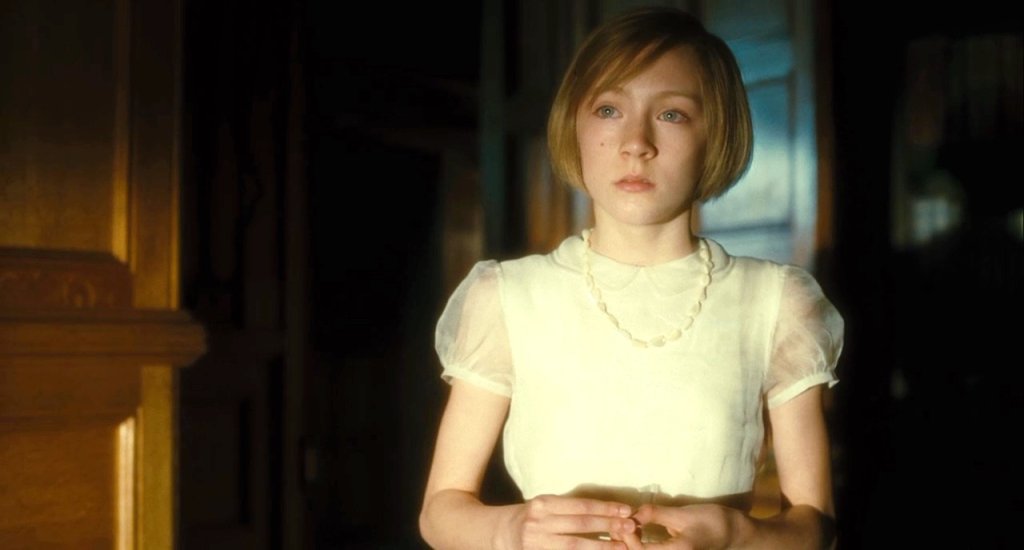 \"Изкупление\" (Atonement, 2007)
Въпреки силните изпълнения на Джеймс Макавой и Кийра Найтли в тази екранизация на романа на Иън Макюън, именно Сърша Ронан застава в центъра на вниманието. Тогава е едва на 14 години и играе твърдоглавата Бриони Т