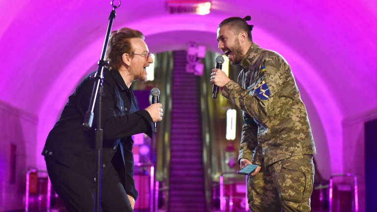 Боно от U2 изнесе изненадващо шоу "за свобода" в метрото на Киев