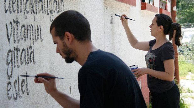 Проектът Графонетика на филолога Даниел Ненчев пък събира международни графични артисти, които ще обрисуват стена в центъра на Пловдив с общите думи в балканските езици