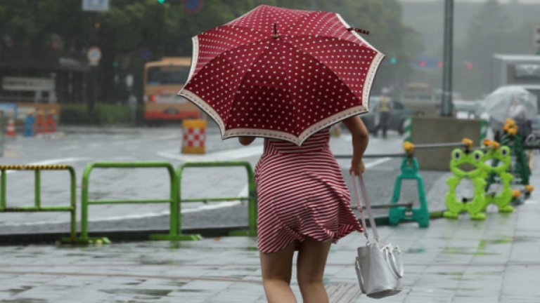 Жълт код за валежи и гръмотевични бури 18 области в страната