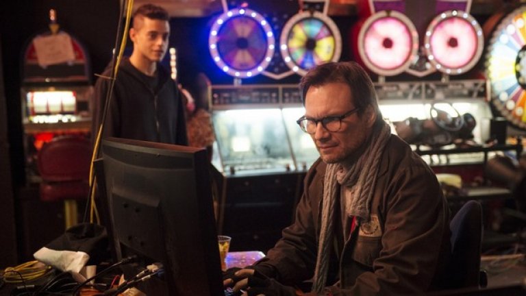 Mr. Robot  
 Новият сериал на един от недоотценените американски канали според нас. USA е кабелна телевизия, която няма нито една номинация за престижни награди, но за сметка на това произвежда сериали като Suits и като този. 
 Списание Forbes нарече новият sci-fi сериал „най-доброто шоу, което може да гледате през лятото“, а сюжетът проследява младо момче, което работи като програмист за голяма компания през деня и е хакер-отмъстител през нощта. 
 Нещата се променят в спокойния му затворен живот, когато е вербуван от мистериозен хакер – Mr. Robot, за да поведе виртуална битка срещу хората, за които работи. 
 Крисчън Слейтър и Рами Малек са в главните роли, а шоуто стартира на 24 юни по USA.