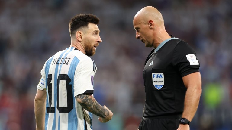 Реферът от финала затвори устите на недоволните със снимка