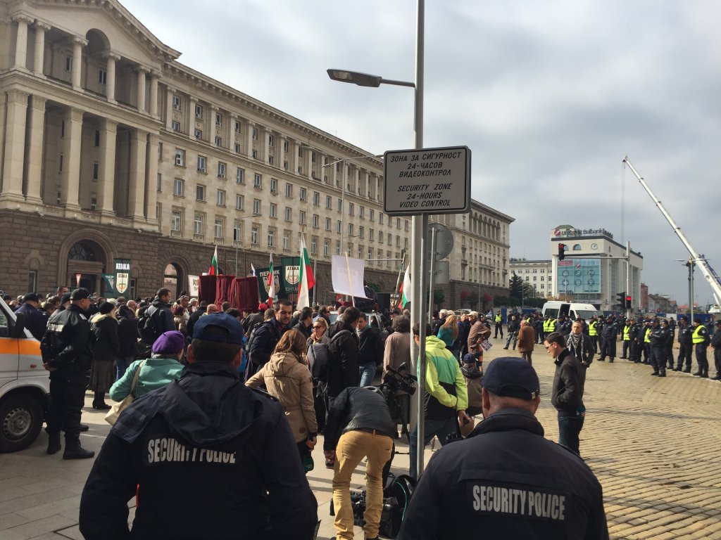 Към момента участниците в двата протеста не са се засекли