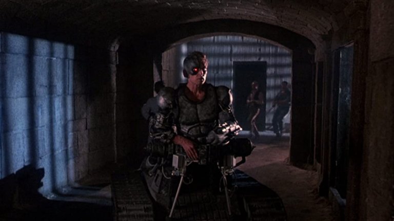 Eliminators
Самият факт, че знаем за съществуването му, ясно показва, че едно време наистина гледахме всичко и по-странното е, че ни харесваше. В крайна сметка какво може да се обърка в история за Мандроид - полу-човек, полу-робот, създаден от луд учен като част от план за завладяване на света посредством пътуване на времето? Разбира се, Мандроид трябва да спре този план с помощта на наемник, нинджа и робот с името Спот. Eliminators е чудесен пример за филм, който не позволява на ниския си бюджет да попречи на креативните идеи. Колкото и абсурдни на моменти да са те.