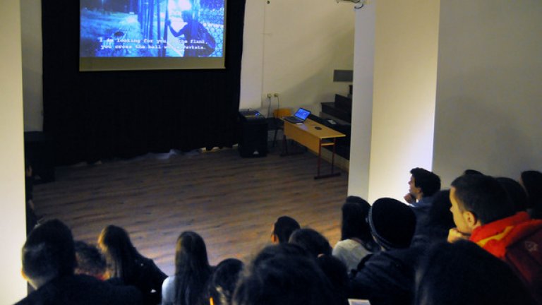 Програмата цели добавянето на набор от занятия в учебната програма на 12 клас и университетите в страната.