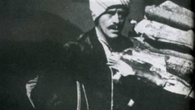 В мемоарите си „Трънливия път на българското кино” Васил Гендов разказва не само за филма за Левски, но и за доста други неща, които се премълчават в българското кино. Допълват ги мемоарите на жена му, актрисата Жана Гендова
