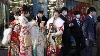 Тази година празникът преминава на фона на сериозно объркване, заради сменената възраст, на която японците се водят пълнолетни.