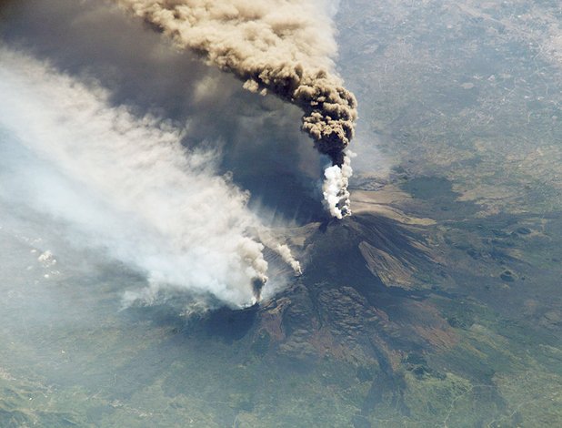 Вулканът "Етна" в Сицилия, Италия, който живее вече 500 000 години
