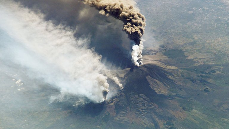 Вулканът "Етна" в Сицилия, Италия, който живее вече 500 000 години