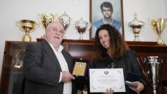 Дъщерята на бившия президент на "Левски Владимир Грашнов - Мария, получи наградата за цялостен принос към изграждането и развитието на клуба.