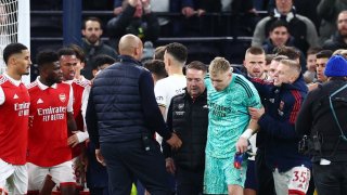 "Това е срамно!": От безпомощност, фен на Тотнъм изрита в гърба вратаря на Арсенал
