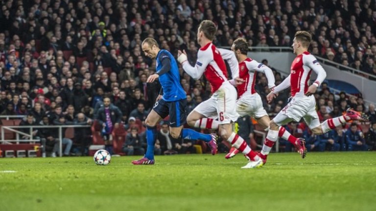 В първия мач Бербатов вкара за 2:0 и съвсем разтрепери краката на фаворитите от Арсенал.