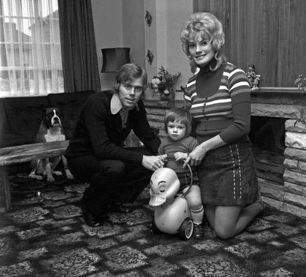 Хари Реднап със съпругата си и малкият Марк.