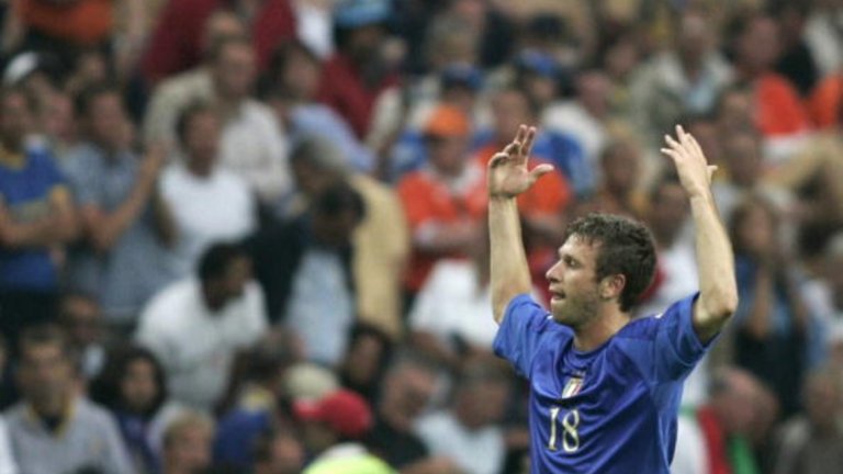 Изпускаме точката на Евро 2004

България – Италия 1:2

22 юни 2004 г., стадион „Алфонсо Енрикеш”, Гимарайш

Последният ни засега мач на големи футболни финали също се развива по злощастен начин, отново с гол в последната минута. На Евро 2004 България играе заключителния си двубой в групата срещу Италия. След двете загуби от Швеция (0:5) и Дания (0:2) нямаме шансове за следващия кръг и ще стягаме куфарите. За „адзурите” всичко зависи от това как ще завърши двубоят между Дания и Швеция.
 
Изненадващо повеждаме в резултата с гол на Мартин Петров от дузпа, само минута преди почивката. В началото на втората част Симоне Перота изравнява. Вече текат последните минути, когато се разбира, че резултатът от двубоя между датчаните и шведите е 2:2, очевидно договорен, при който италианците отпадат. 
Само че никой от нашата скамейка не се сеща да предаде тази новина на играещия за италианския Лече Валери Божинов, който да я каже на противника и всичко да приключи. Вместо това, в доиграването Антонио Касано ни вкарва втори гол и си тръгваме от финалите в Португалия без дори една спечелена точка. 

