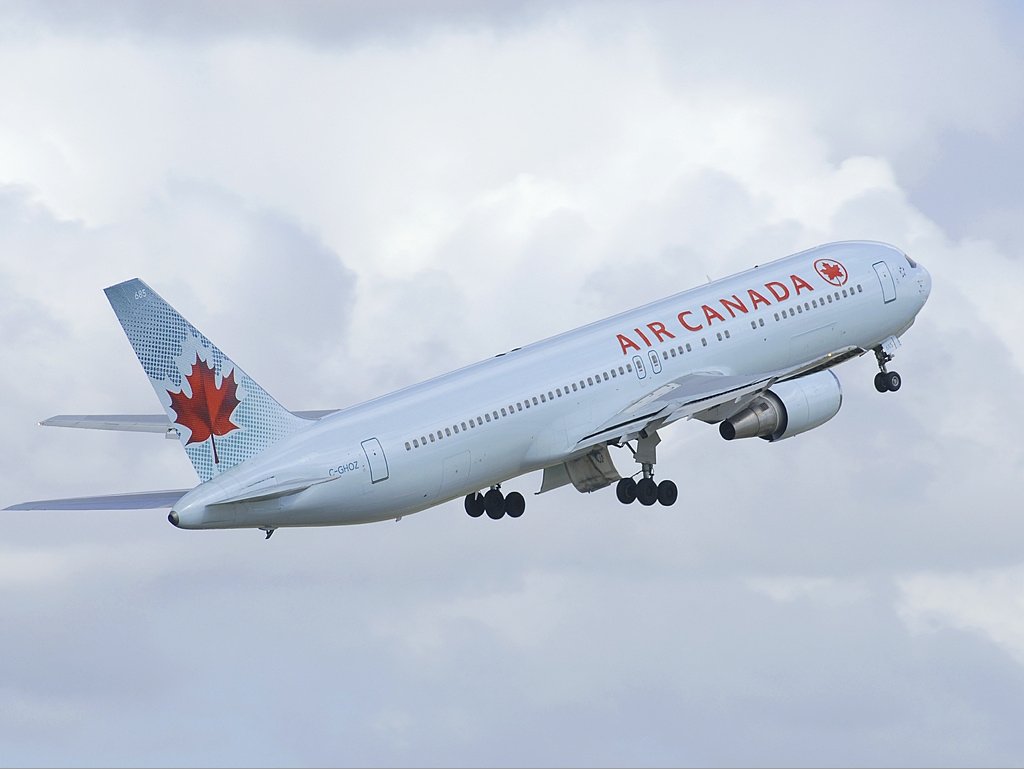 Air_Canada_Boeing_767-300ER_SYD_Hutchinson