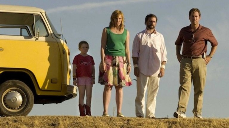 Little Miss Sunshine (2006)
Когато 7-годишната Олив е поканена да се състезава в конкурса за красота “Мис „Слънчице” в далечна Калифорния, семейството се натъпква в своя ръждясал микробус фолксваген, за да я подкрепи – с безумно комичен резултат.