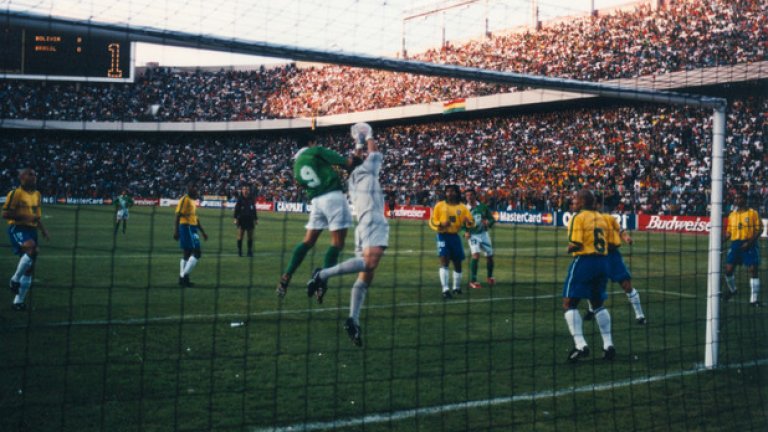 1997 г., Копа Америка. Боливия - Бразилия 1:3.
На стадион "Ернандо Сиес Рейес" може да загуби всеки. Арената е на 3637 метра надморско равнище в Ла Пас и там въздухът просто е различен. Боливийците стигнаха до финал на домакинската Копа Америка и имаха надежди да бият бразилците в разредения въздух на Ла Пас. Но Роналдо (Феномена) вкара гол и подаде за още два, за да спечели Бразилия за първи път турнира извън своята страна и общо за пети път. Мачът бе изпълнен с интересни моменти и остава един от най-зрелищните на Копа Америка.