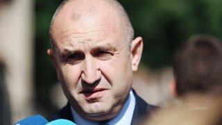 В опит да възстанови част от имиджа си след срещата с украинския президент, българският държавен глава поде офанзива срещу правителството