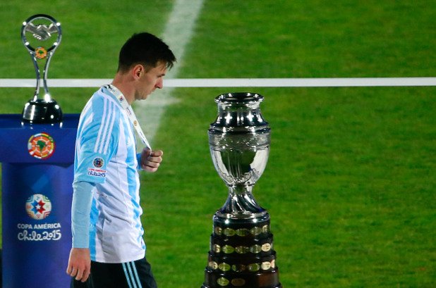 За втора поредна година Лионел Меси минава покрай трофея след загубен финал. През 2014-а Аржентина загуби от Германия финала на Световното първенство в Бразилия и Меси отново остава без значим трофей с националния отбор.
