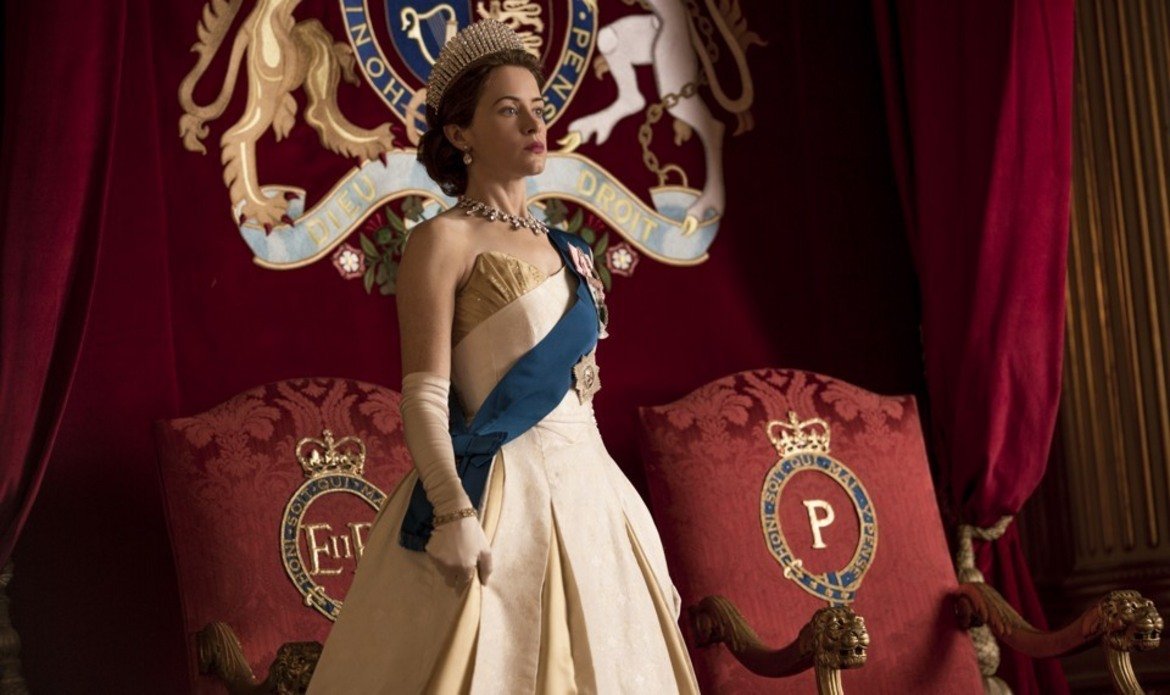 The Crown / "Короната"
Едно от хитовите заглавия за последните три сезона - сериалът на Netflix определено си заслужава спечелените награди "Еми" и "Златен глобус". В него се проследява животът на настоящата кралица на Великобритания - Елизабет II. Напрегнатите отношения със съпруга й, вътрешните драми в Двореца, опитът на политиците да я пренебрегват и въобще всички препятствия, с които младата кралица трябва да се справя.