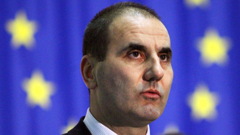 Чак сега ли, след година и половина откакто е начело на МВР, Синята коалиция установи, че министър Цветанов „превърна противодействието на престъпността и корупцията в медийни акции"