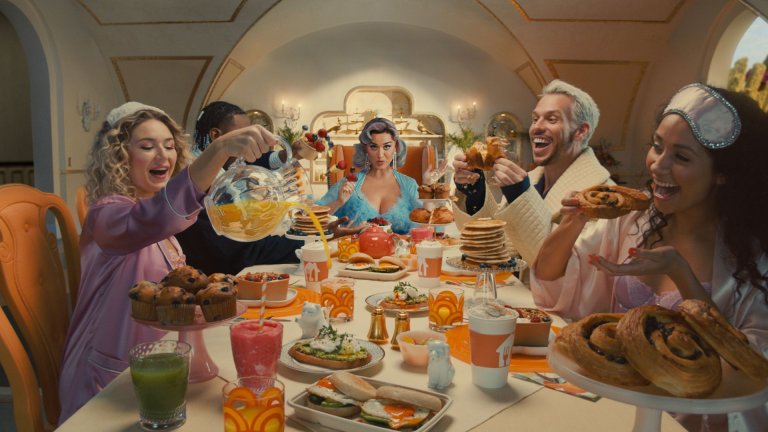 Динг-донг! Кейти Пери представя цял нов свят от вкусове, а Takeaway.com дава шанс на феновете ѝ да притежават дреха, носена от самата нея в последната им реклама “Кой каза Takeaway.com”, като всички събрани средства ще отидат за благотворителна кауза на World Central Kitchen.