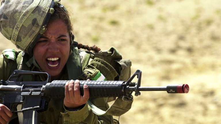 Председателят на парламентарната група на ГЕРБ Красимир Велчев лелее мечти да се върне военното обучение в България и жените също да се обучават да стрелят и отбраняват родината - като в Израел (на снимката)