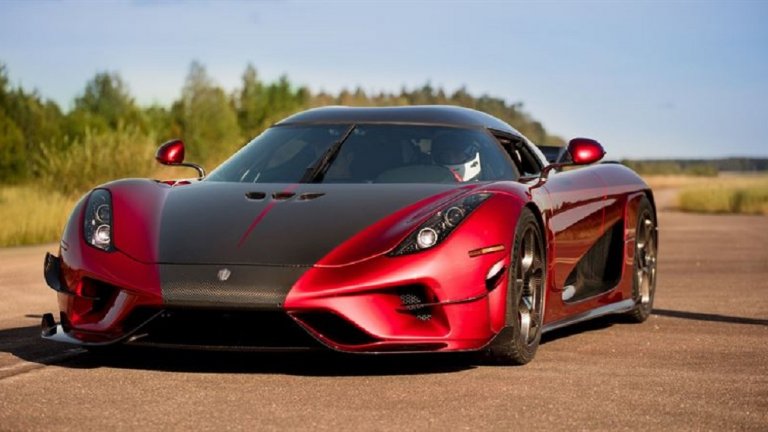 Koenigsegg RegeraСуперколата се задвижва от осемцилиндров двигател, който ѝ осигурява 1500 конски сили. Regera е флагманът на шведския автомобилен бранд, но не само заради мощността си. Тя ускорява от 0 до 100 км/ч за 2,5 секунди и се отличава с прекрасен спортен дизайн. Колата бързо се превръща в кабриолет, а покривът се прибира под предния капак.