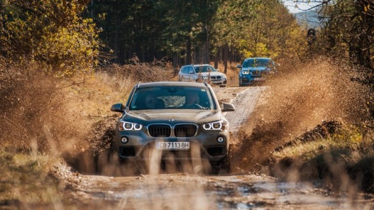 Офроуд програмата за деня включва две препятствия: изкачване и слизане от хълм и спускане по не-знам-колко-но-много-градусов наклон