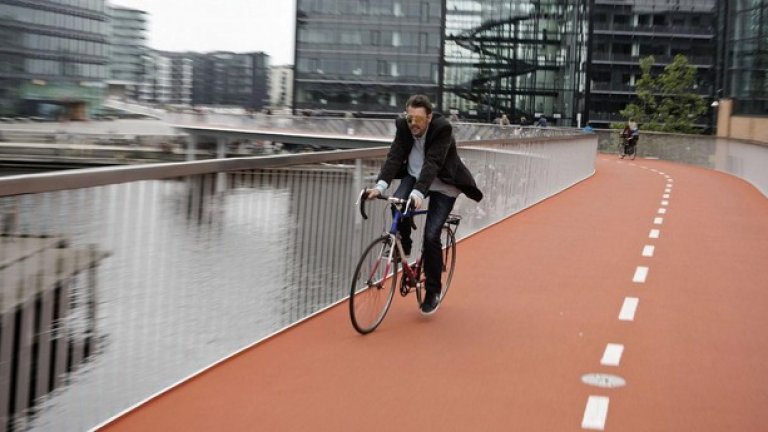 "Велосипедната серпентина" (Cykelslangen) в Копенхаген би трябвало да доближи града до "рай за велосипедистите", но тя не решава другите проблеми: липсата на места за "паркиране" на колела 