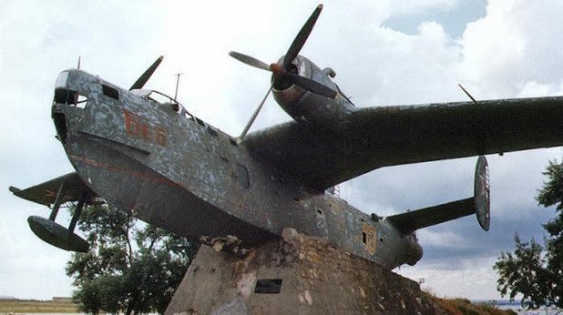 Този стар самолет Берлиев БЕ-6 е завършил съществуването си като паметник в град Мирний, отново в Крим. Първият му полет е на 14 ноември 1947 година, летял е до края на 60-те. Проблемът обаче е, че той просто е оставен да си ръждясва на воля, без никаква поддръжка.