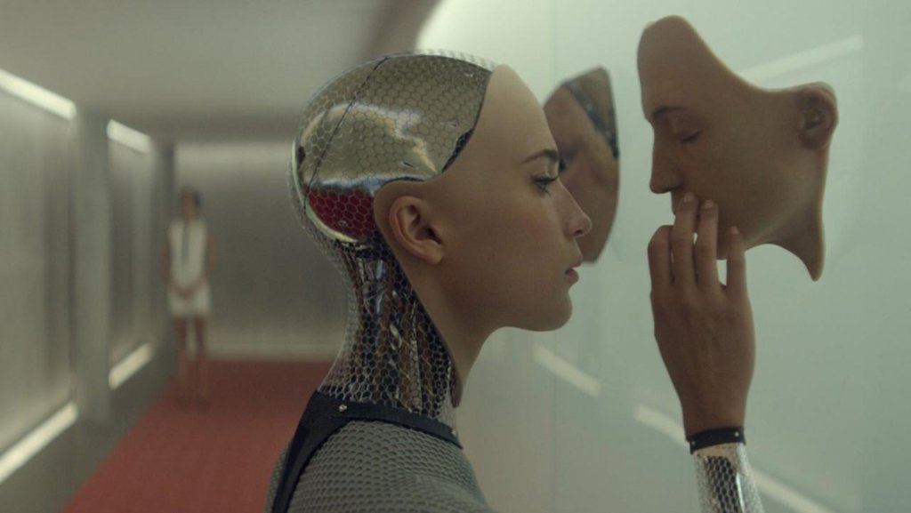 Ex_Machina: Бог от машина 
Алек Гарланд – човекът, написал сценарий като „Плажът“, прави режисьорски дебют. В него той се заема с близкото бъдеще, в което човек най-после създава изкуствен интелект. Изключително красива, добре програмирана машина, ко