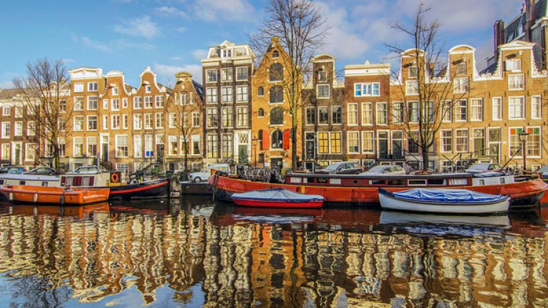 2500 е приблизителният брой на жилищата-лодки по каналите в Амстердам. В някои от тях живеят хора, други са давани под наем. Холандският музей на жилищата-лодки (Houseboat Museum) може да ви разкаже повече за живота в канала.

Вижте още интересни факти за Амстердам в галерията!
