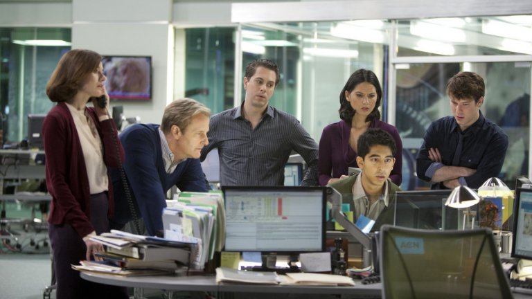 The Newsroom (2012 - 2014) - 25 епизода
Още един сериал на Арон Соркин и HBO. The Newsroom е почти гениален поглед към новинарската телевизионна индустрия. Соркин омесва реални събития с художествената измислица, като показва как се отразяват новините, има ли наистина неутрален подход към тях, трябва ли да се гонят рейтинги на всяка цена и какво ли още не от етиката на журналистическата професия. Припряният стил на Соркин е напълно на място тук, а актьорският състав начело с Джеф Даниелс и Емили Мортимър е меко казано страхотен.
За съжаление, шоуто е твърде претенциозно, цинично и егоцентрично, за да се хареса на широката публика. HBO все пак ни дава цели три сезона, но само може да си мечтаем какво би било ако The Newsroom бе оцеляло до ерата на Тръмп.