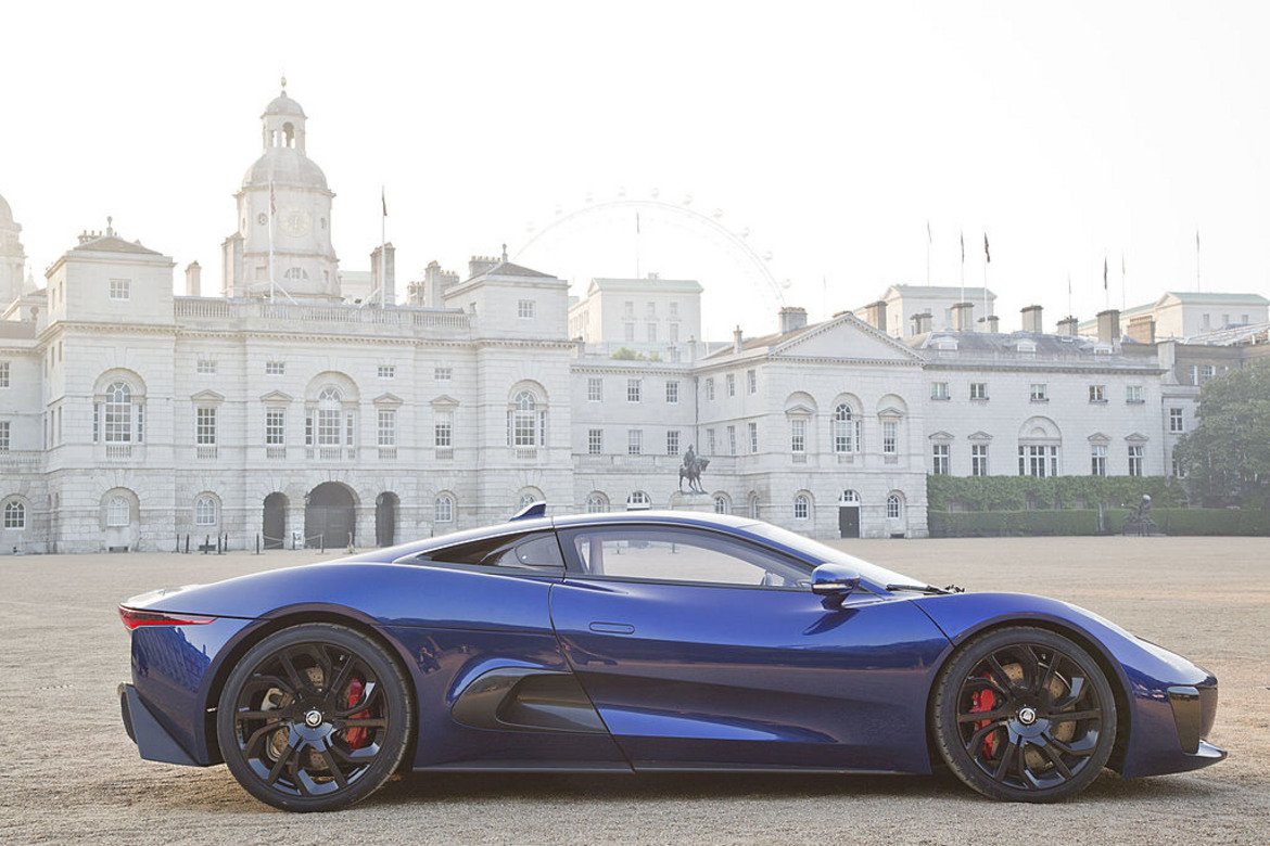  Jaguar C-X75 

Технически погледнато, това не е "кола на Бонд", защото в "Спектър" я кара злодеят – господин Хинкс, докато Агент 007 е зад волана на Aston Martin-a. Но този Jaguar е любопитен по редица други причини. Всъщност C-X75 е представена още през 2010 г. на мото-шоуто в Париж. Тя е с хибриден двигател, но така и не успява да влезе в серийно производство.

За сметка на това за снимките на "Спектър" са произведени седем такива автомобила, четири от които се използват във филма. Те обаче са с леко изменено шаси и са с двигател с вътрешно горене. Една от четирите коли, които не стигат до снимачната площадка, е обявена за продан този януари, но не се съобщава цена, както и дали се е стигнало до покупка.