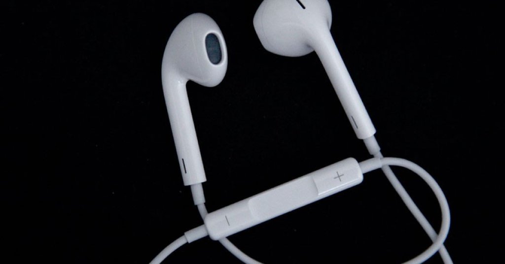 Apple пусна и първите си EarPods  с iPhone5
