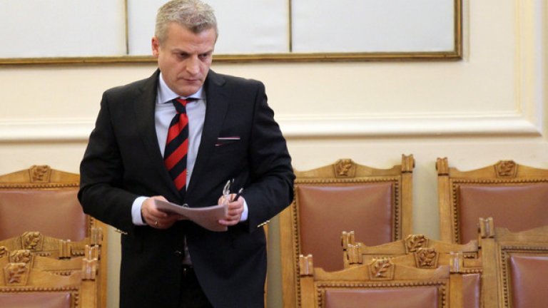 Москов обеща информация за заплатите в министерството