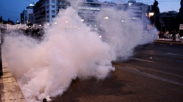 Заради хвърлени коктейли "Молотов" униформените се принудиха да разпръснат част от агресивните протестиращи със сълзотворен газ