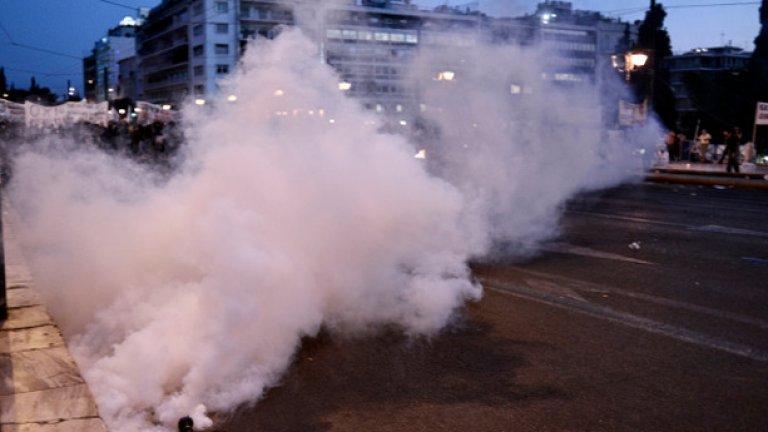 Заради хвърлени коктейли "Молотов" униформените се принудиха да разпръснат част от агресивните протестиращи със сълзотворен газ