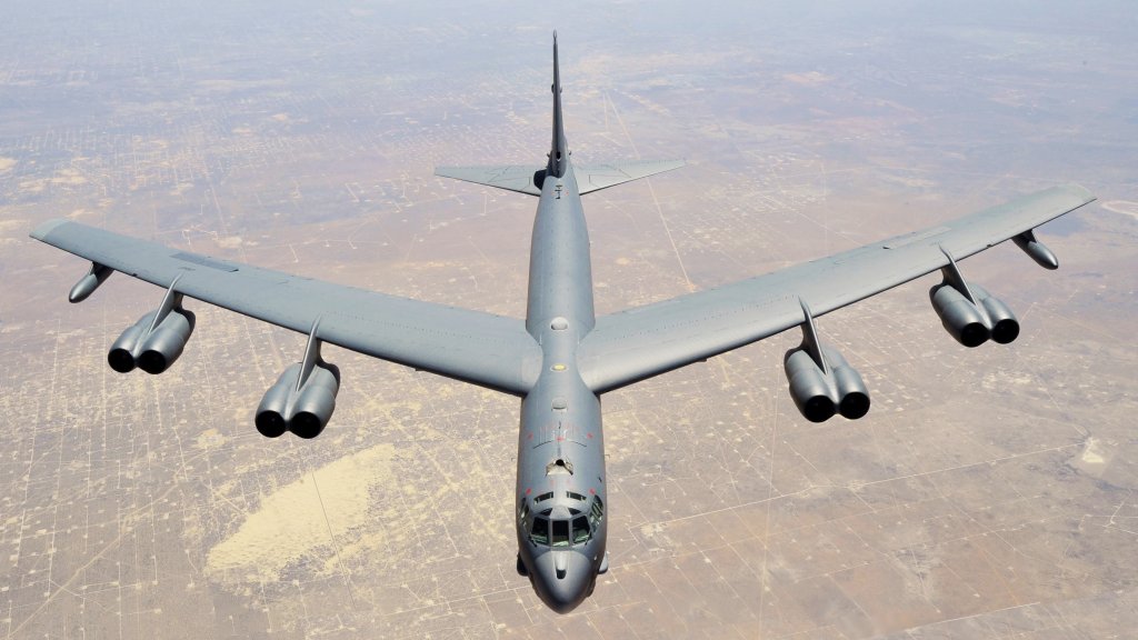B-52_Stratofortress_assigned_to_the_307th_Bomb_Wing_(cropped)