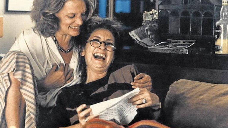 „Официалната версия" (La Historia Oficial)
Бруталната диктатура в Аржентина отнема хиляди животи в рамките на няколко години. Много хора "се изпаряват", но диктатурата оставя още и други белези в живота на обществото, които не зарастват и днес: а именно децата на убити врагове на народа, които са масово осиновявани от семейства на бездетни военни. Именно подобна история разказва един от най-добрите аржентински филми, снимани някога. "Официалната версия" се появява през 1985-та година и разказва за Алисия, майка на 5-годишно осиновено момиченце, която преподава история в гимназия в Буенос Айрес. Тя винаги е приемала "официалната версия", представяна й както в личен, така и в служебен план. Когато режимът рухва, Алисия се сблъсква с болезнената истина и успява да разкрие неочаквани неща за себе си, за семейството си и за обществото като цяло. Това е филм, който напълно заслужено получава първия "Оскар" за аржентинското кино изобщо.