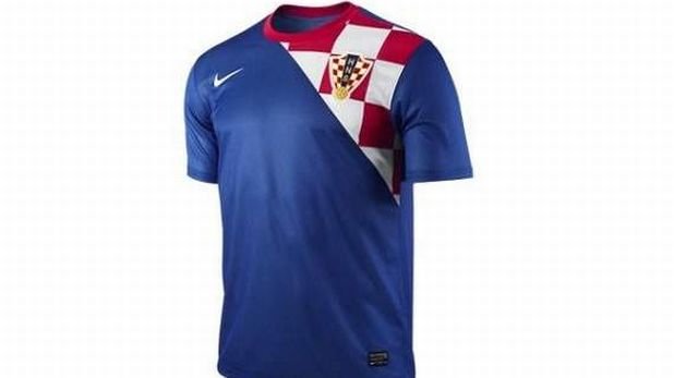 В синята резервна фланелка на Хърватия дизайнерите на Nike много сполучливо са вместили карето от титулярния екип и националното знаме