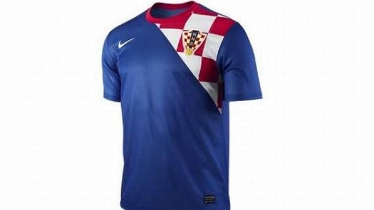 В синята резервна фланелка на Хърватия дизайнерите на Nike много сполучливо са вместили карето от титулярния екип и националното знаме