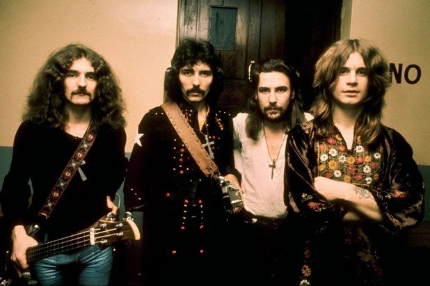 Black Sabbath – Black Sabbath (1970)

Парадоксално е, че легендите, които изобретиха хеви метъла, в началото не бяха никак добре приети от някои бележити музикални журналисти. Обвинявани в сатанизъм, оприличавани на Cream, подценявани и подигравани заради мрачната тематика на песните, четиримата от Бирмингам привлякоха публиката към тъмната страна още с пронизителния вопъл на Ози Озборн: „Името ми е Луцифер, хвани ръката ми“. Каквото и да мислеха критиците, с първия си албум Sabbath предизвикаха Големия взрив в метъла, който дари света с един от най-богатите, многолики и специфични музикални жанрове.