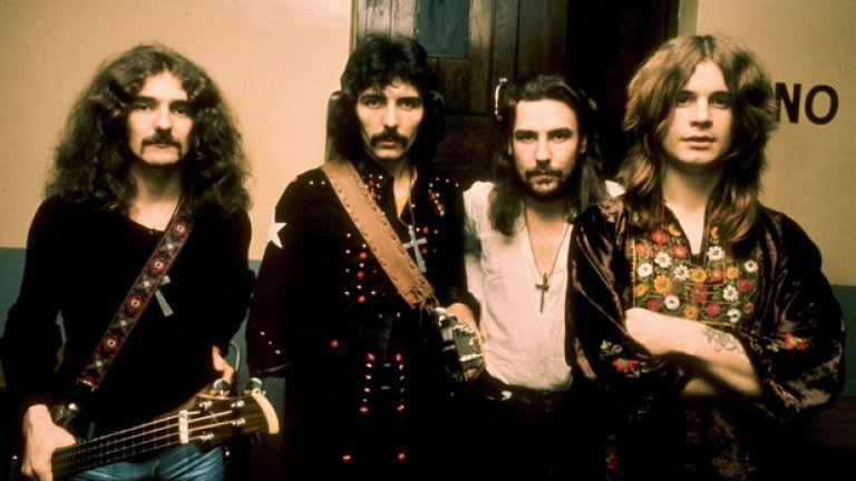 Black Sabbath – Black Sabbath (1970)
Парадоксално е, че легендите, които изобретиха хеви метъла, в началото не бяха никак добре приети от някои бележити музикални журналисти. Обвинявани в сатанизъм, оприличавани на Cream, подценявани и подигравани заради мрачната тематика на песните, четиримата от Бирмингам привлякоха публиката към тъмната страна още с пронизителния вопъл на Ози Озборн: „Името ми е Луцифер, хвани ръката ми“. Каквото и да мислеха критиците, с първия си албум Sabbath предизвикаха Големия взрив в метъла, който дари света с един от най-богатите, многолики и специфични музикални жанрове.